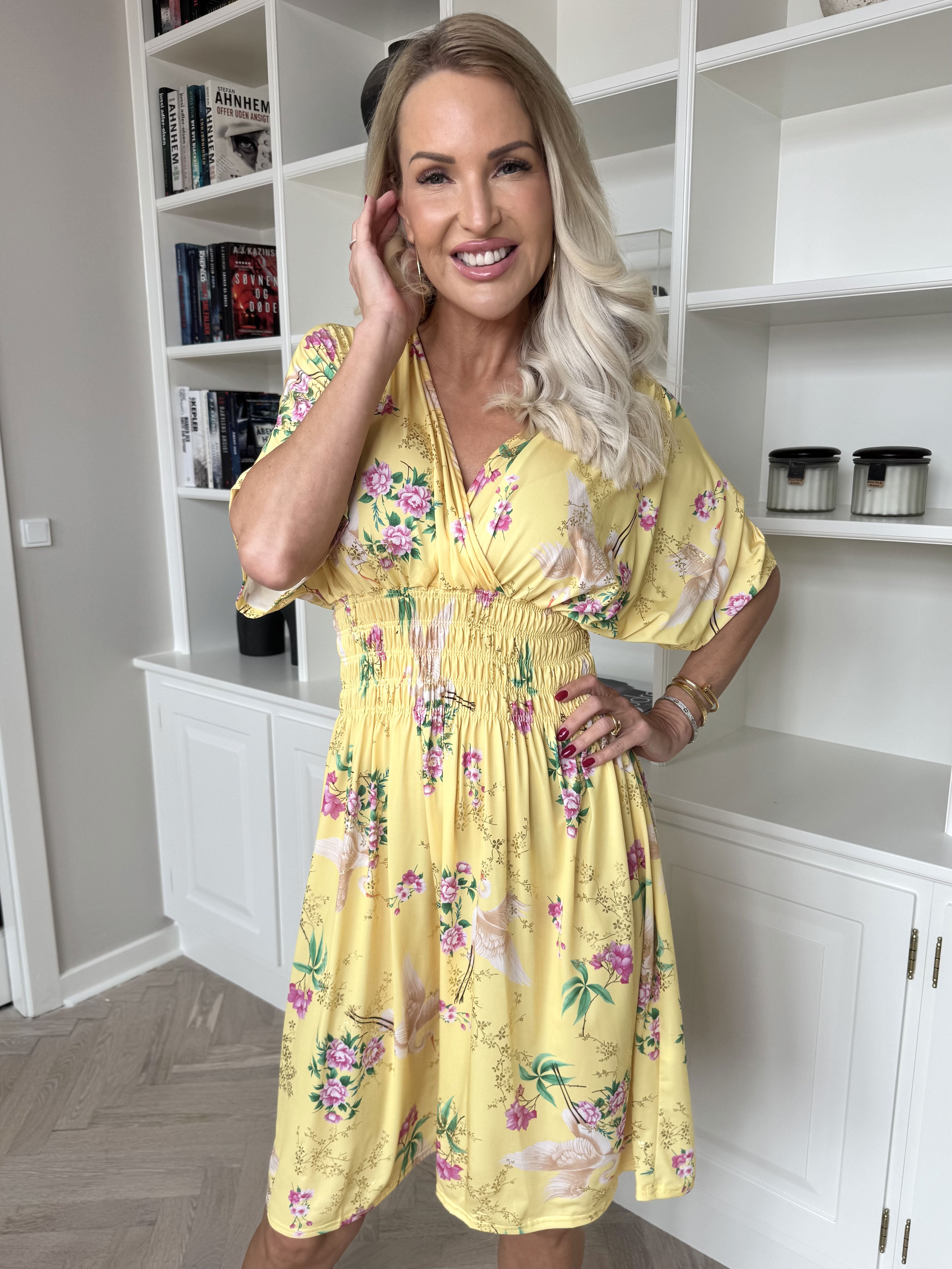 Pams Fly Short - Elastisk kjole med blomster- og fugleprint